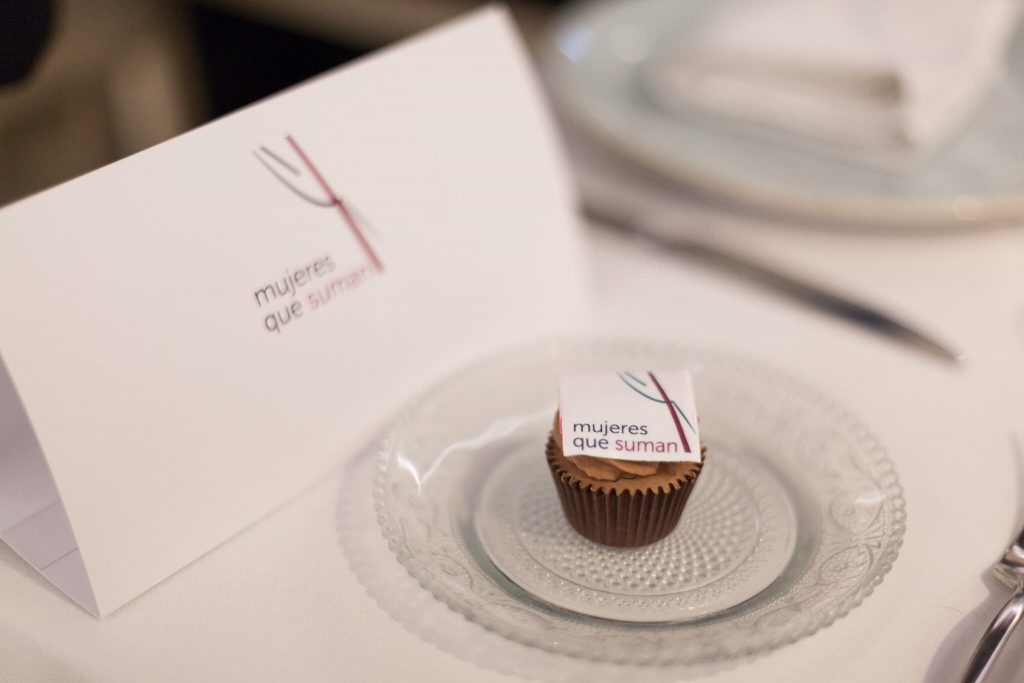 mujres que suman etiqueta